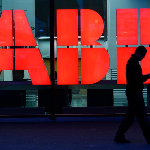 ARCHIV -- ZU DEN HALBJAHRESZAHLEN VON ABB STELLEN WIR IHNEN AM DONNERSTAG, 19. JULI 2018, FOLGENDES BILDMATERIAL ZUR VERFUEGUNG -- Ein Mann geht an dem Logo des Industriekonzerns ABB vorbei, am Donnerstag, 13. Maerz 2014, in Zuerich. (KEYSTONE/Steffen Schmidt)