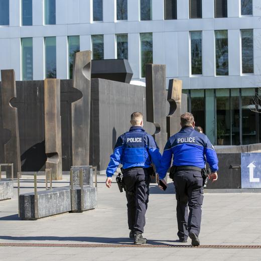 Des policiers de la police vaudoise arrivent au tribunal cantonal vaudois durant le premier jour du proces du caporal de police juge pour meurtre, ce mardi 23 mars 2021 a Renens. Le proces du policier qui a abattu un pere de famille congolais de 27 ans lors d'une intervention a Bex (VD) en 2016 a debute mardi a Renens. Ce caporal de la police du Chablais doit repondre de meurtre, chef d'accusation passible de cinq ans de prison au moins. (KEYSTONE/Salvatore Di Nolfi)