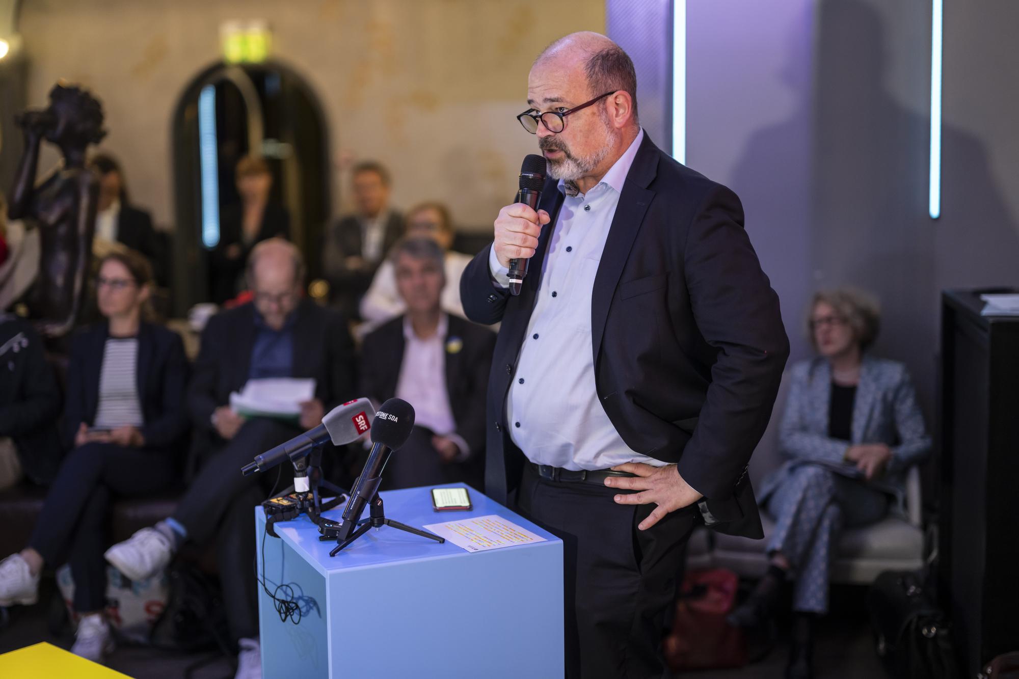 Sami Kanaan, Mitglied der Stadtregierung von Genf, rechts, spricht in Anwesenheiten von Stadt- und GemeindepraesidentInnen zum Projekt einer Landesausstellung der zehn groessten Schweizer Staedte im Jahr 2032, am Montag, 15. Mai 2023 in Bern. (KEYSTONE/Alessandro della Valle)