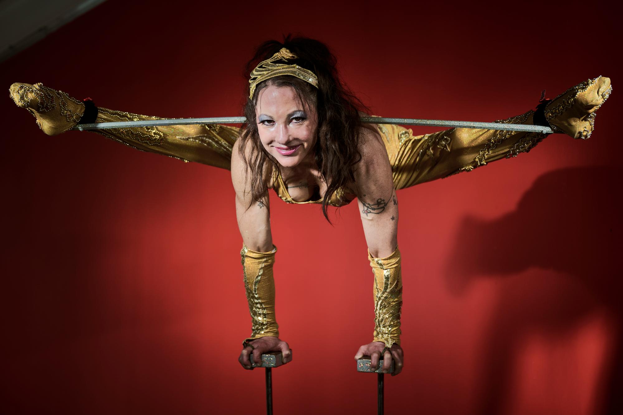 Ancienne para-cycliste professionnelle et actuelle acrobate paraplégique, Silke Pan, pose dans ses locaux le mercredi 10 mai 2023 à Aigle. (© Gabriel Monnet)