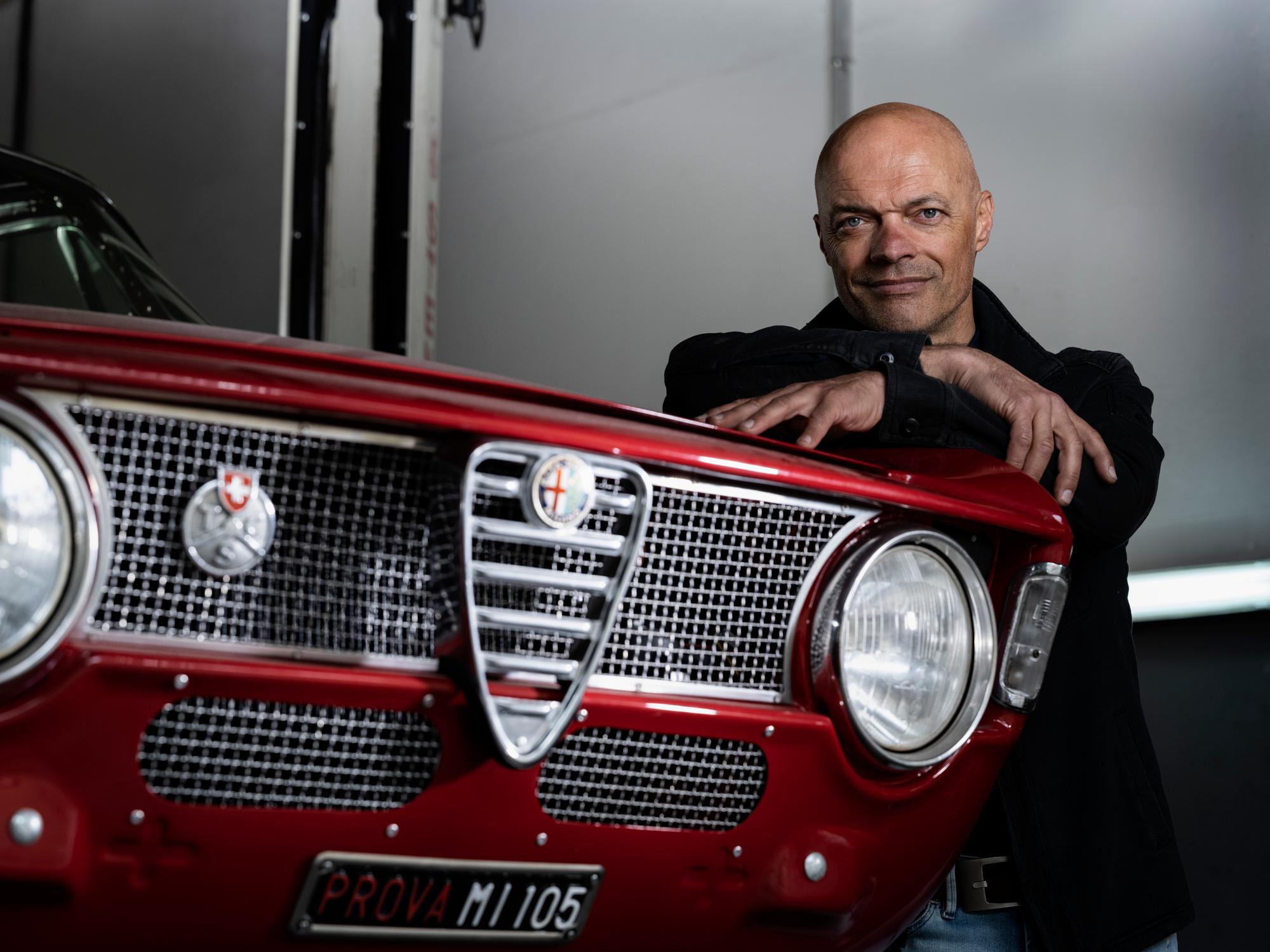Olivier Gillet coureur automobile Rallye et réparateur vielles voitures, ici avec une Vieille Alpfa Roméo de 1967- 08.05.2023- dans son garage à Vuiteboeuf