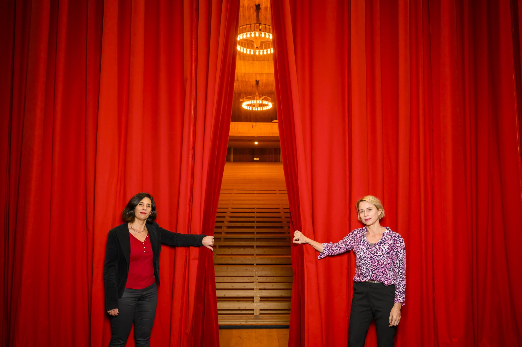 Nathalie Langlois et Ariane Moret, les deux directrices du Theatre du Jorat posent le jeudi 8 decembre 2022 a Mezieres. (KEYSTONE/Jean-Christophe Bott)