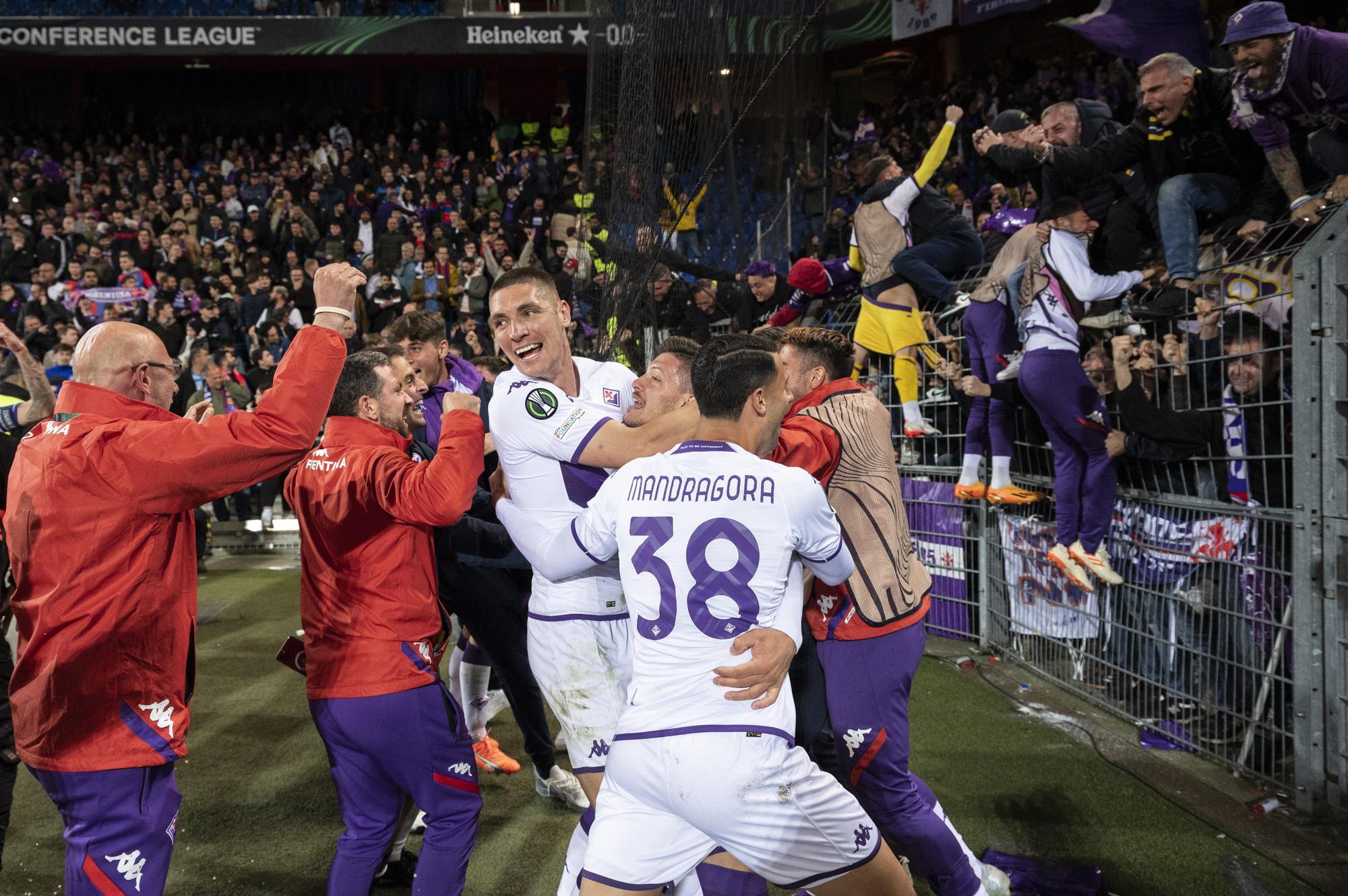 epa10637787 Fiorentina players celebrate during the UEFA Conference League semifinal second leg match between Switzerland's FC Basel 1893 and Italy's ACF Fiorentina at the St. Jakob-Park stadium in Basel, Switzerland,18 May 2023. EPA/ENNIO LEANZA