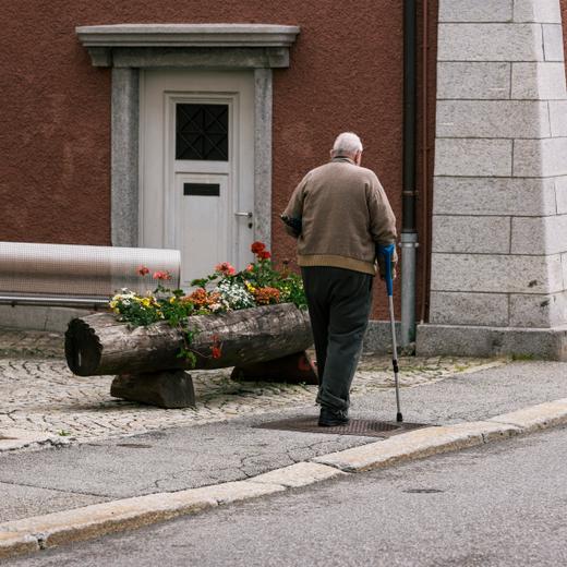 Leventina Ein aelterer Herr geht am Stock in Airolo am 21. Juni 2016.