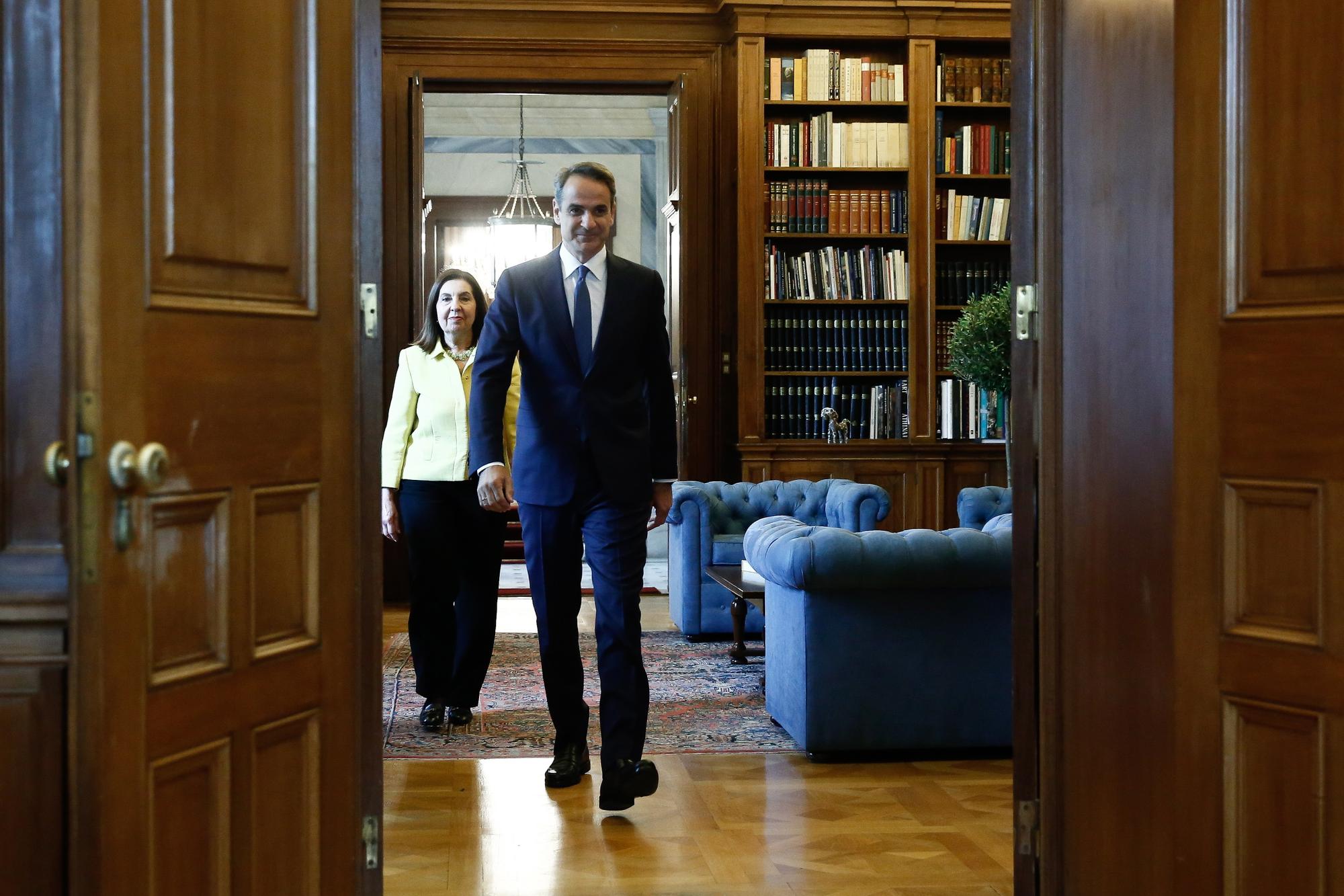 epa10645699 Greek Prime Minister Kyriakos Mitsotakis walk to meet with Greek President Katerina Sakelaropoulou (R) during a meeting to receive mandate to form a government in Athens, Greece, 22 May 2023. The ruling New Democracy party gained the lead in the elections held on 21 May with over 40 percent while the main opposition SYRIZA-Progressive Alliance came in the second place with 20 percent and lost all but one of 59 electoral regions in Greece. EPA/YANNIS KOLESIDIS