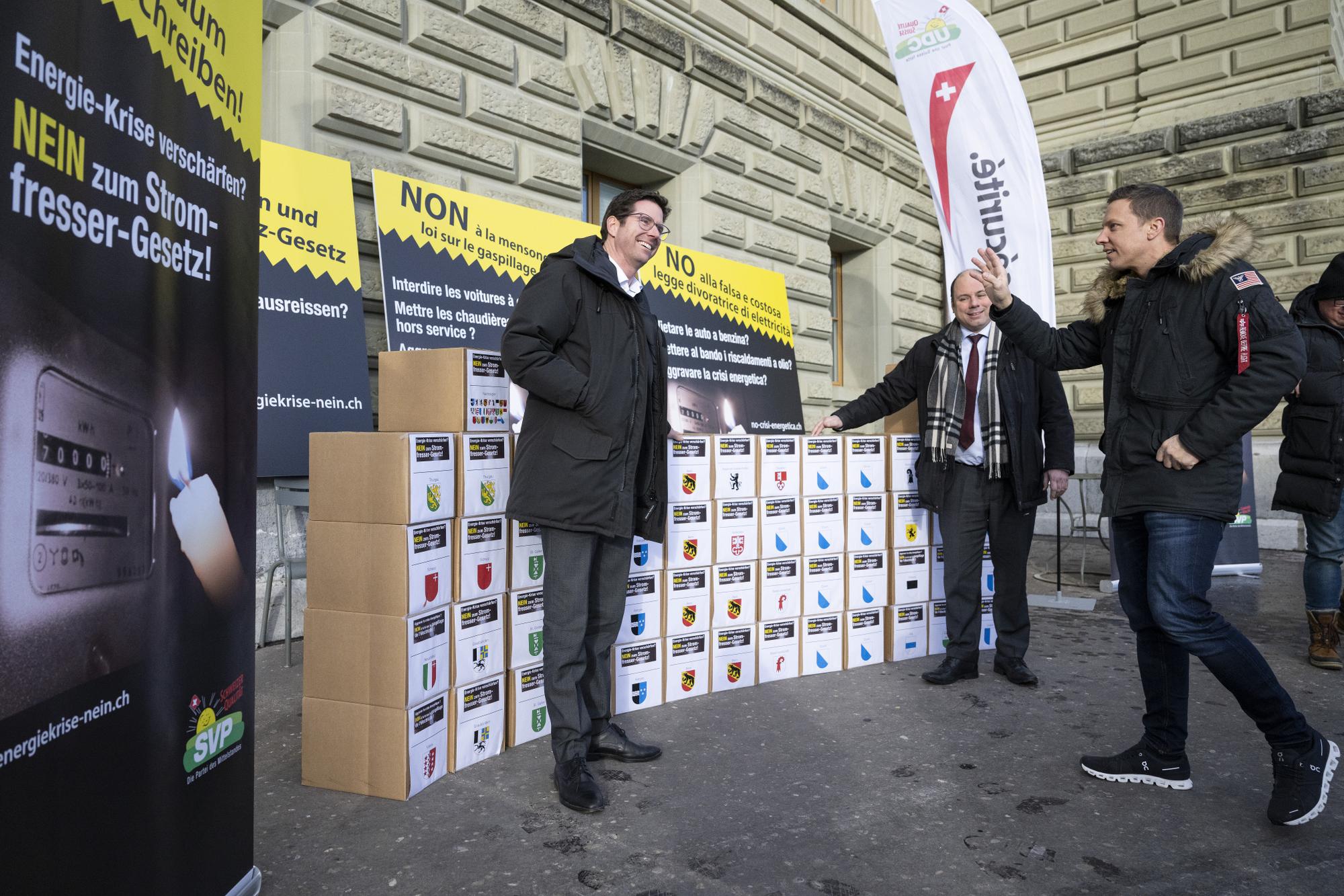 Die Nationalraete Lars Guggisberg, SVP-BE, Mauro Tuena, SVP-ZH, und Christian Imark, SVP-SO, von links, sowie weitere Vertreter von der SVP Schweiz reichen mit ueber 50 000 Unterschriften das Referendum gegen das Klimaschutzgesetz ein, am Donnerstag, 19. Januar 2023, in Bern. (KEYSTONE/Peter Schneider)