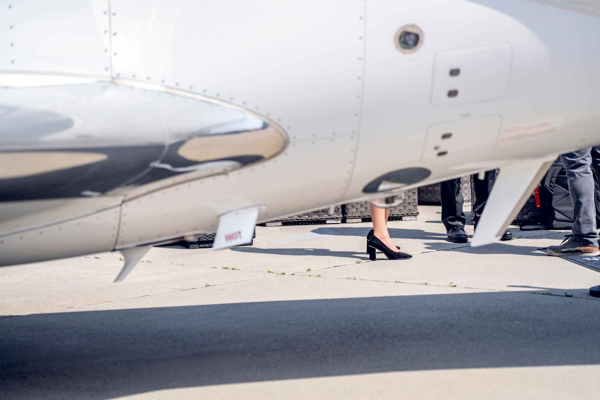 Sur le tarmac de l'éroport de Genève, une trentaine de militants climatiques se sont introduits dans le périmètre des avions exposés.durant le salon EBACE le plus grand événement consacré à l'aviation privée en Europe. Genèvev, le 22.05.2023 © David Wagnières