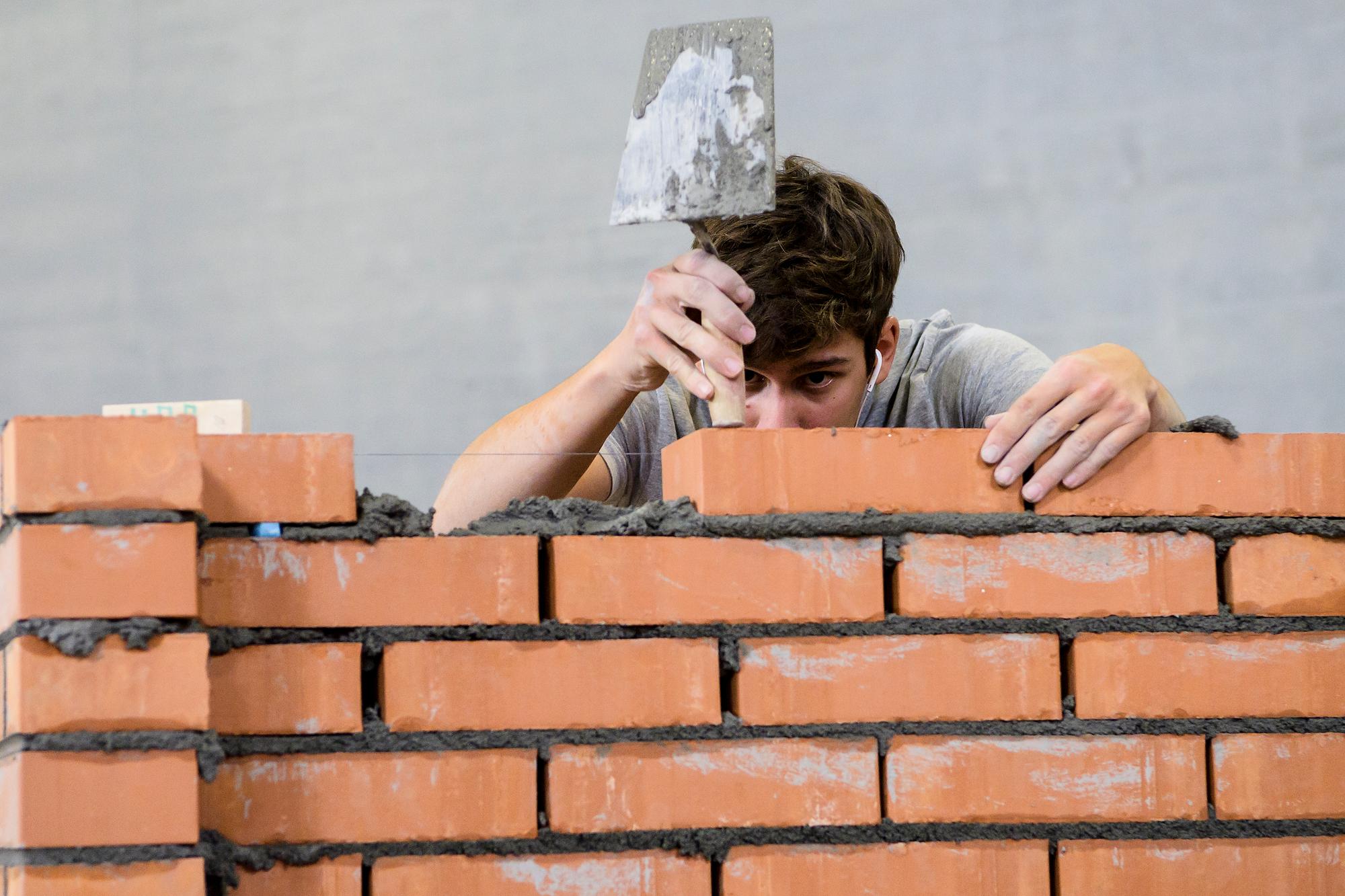 Cet apprentissage en deux ans, introduit en 2004, s'adresse plus particulièrement aux personnes aux bonnes capacités manuelles et moins scolaires.