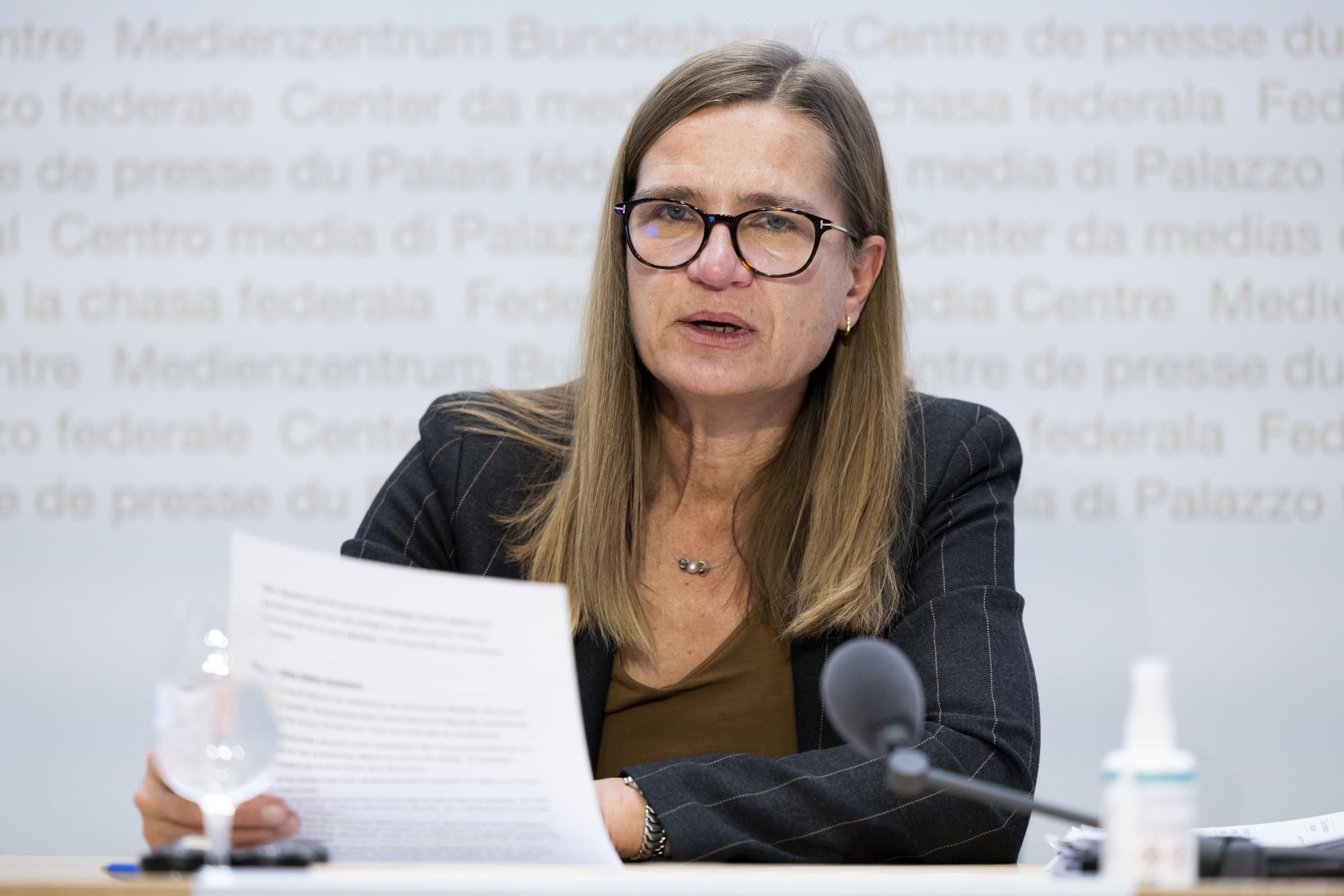 Virginie Masserey, Leiterin Sektion Infektionskontrolle, Bundesamt fuer Gesundheit BAG, spricht waehrend einer Medienkonferenz zur aktuellen Situation des Coronavirus, am Dienstag, 18. Januar 2022 in Bern. (KEYSTONE/Peter Klaunzer)