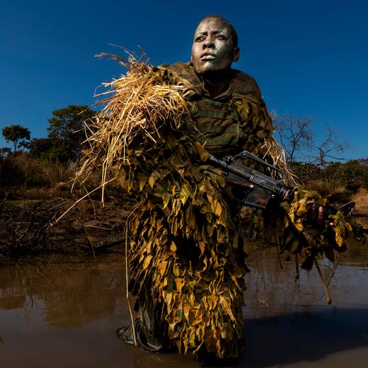 Petronella Chigumbura, 30 ans, est membre d'Akashinga, une unité anti-braconnage composée exclusivement de femmes. Réserve naturelle de Phundundu, Zimbabwe, juin 2018.