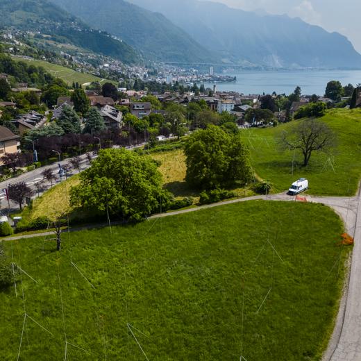 Une vue de la parcelle du projet immobilier dit des "Grands-Pres" qui propose un ecoquartier avec la creation de plus de 200 logements le vendredi 26 mai 2023 entre Chailly et Clarens a Montreux. Les electeurs de Montreux scelleront l'avenir du projet immobilier des Grands-Pres dans les urnes le 18 juin prochain. (KEYSTONE/Jean-Christophe Bott)