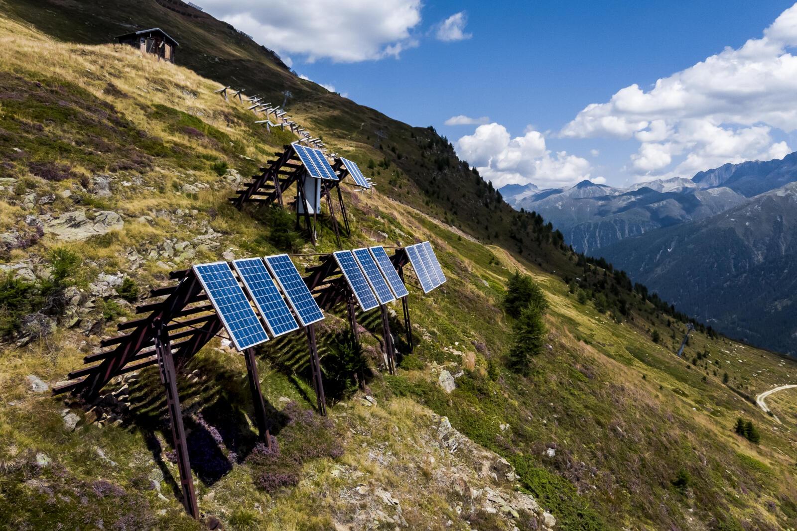Une vue sur les panneaux solaires installes sur des paravalanches dans les alpes valaisannes le mercredi 3 aout 2022 a Bellwald. Les panneaux photovoltaiques produisent de l'energie renouvelable en participant au mixte energetique de la Suisse. (KEYSTONE/Jean-Christophe Bott)