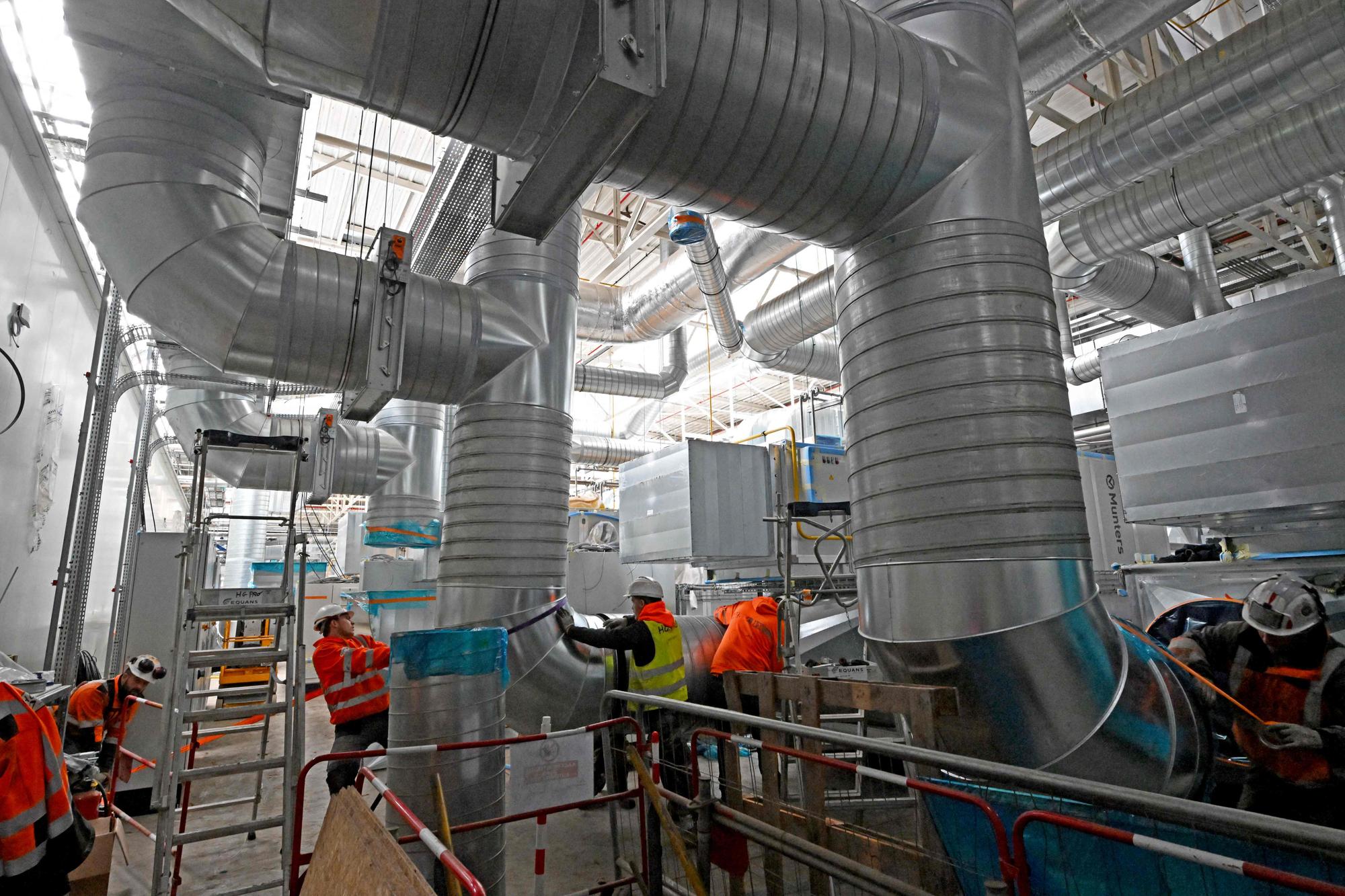 Le 9 mai, des ouvriers préparaient les derniers détails de la gigafactory ACC avant son inauguration.