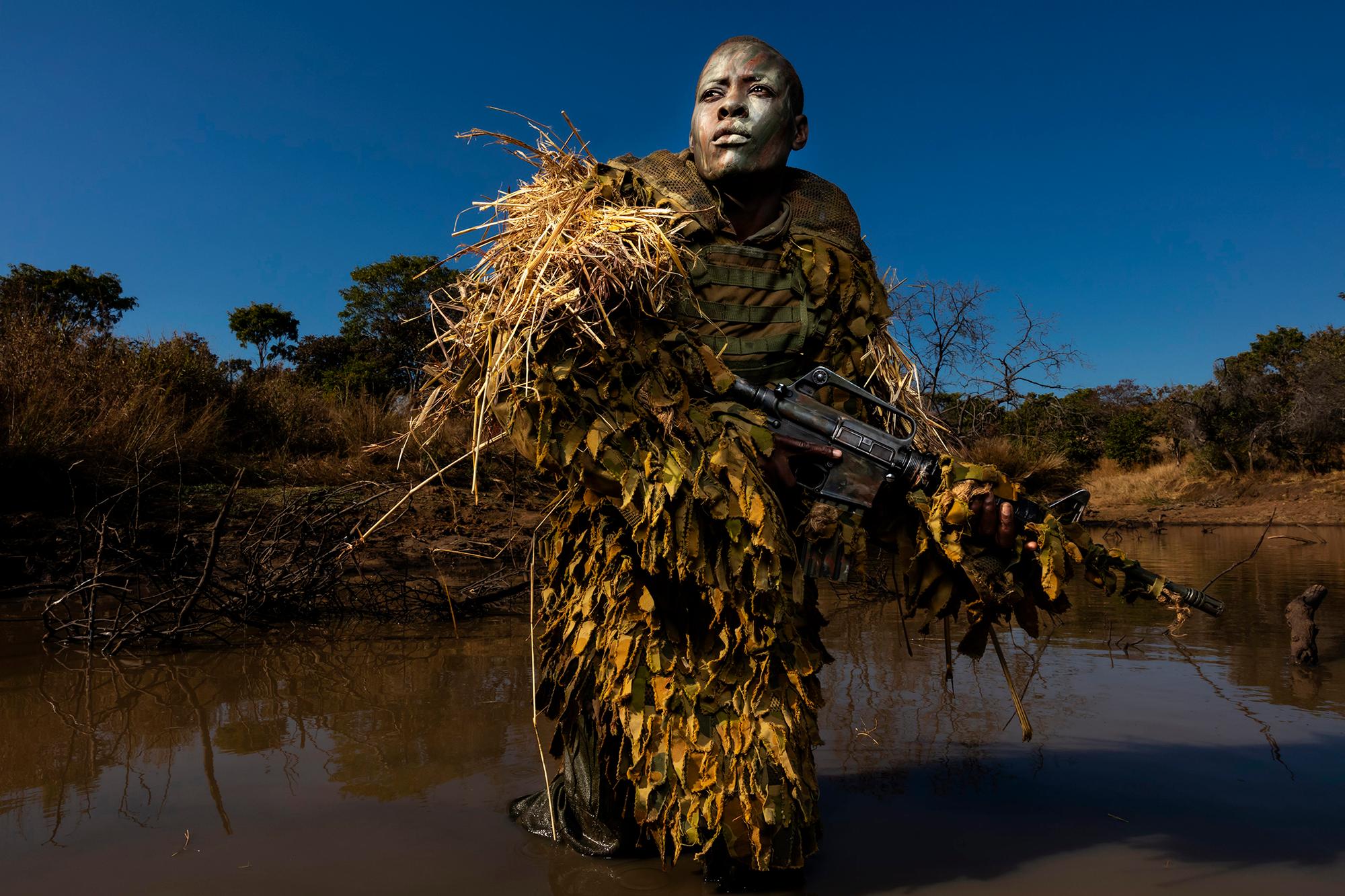 Petronella Chigumbura, 30 ans, est membre d'Akashinga, une unité anti-braconnage composée exclusivement de femmes. Réserve naturelle de Phundundu, Zimbabwe, juin 2018.