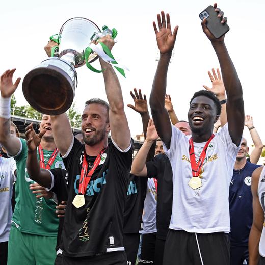 Das Team von Yverdon jubelt nach dem Sieg mit dem Meisterpokal beim Fussballspiel der Challenge League FC Wil gegen den Yverdon Sport FC im Stadion Bergholz in Wil am Samstag, 27. Mai 2023. (KEYSTONE/Walter Bieri)