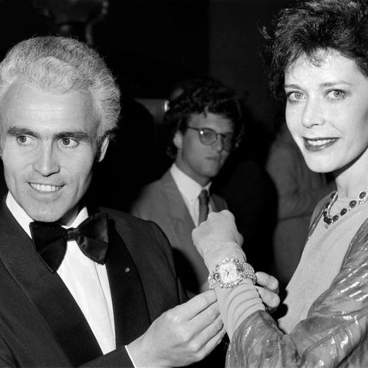 Sylvia Kristel, rechts, und der Schweizer Uhrmacher Yves G. Piaget, links, praesentieren die teuerste Armbanduhr fuer Maenner am Handgelenk der Schauspielerin. Aufgenommen am 20. Februar 1982 in St. Moritz. (KEYSTONE/Str)