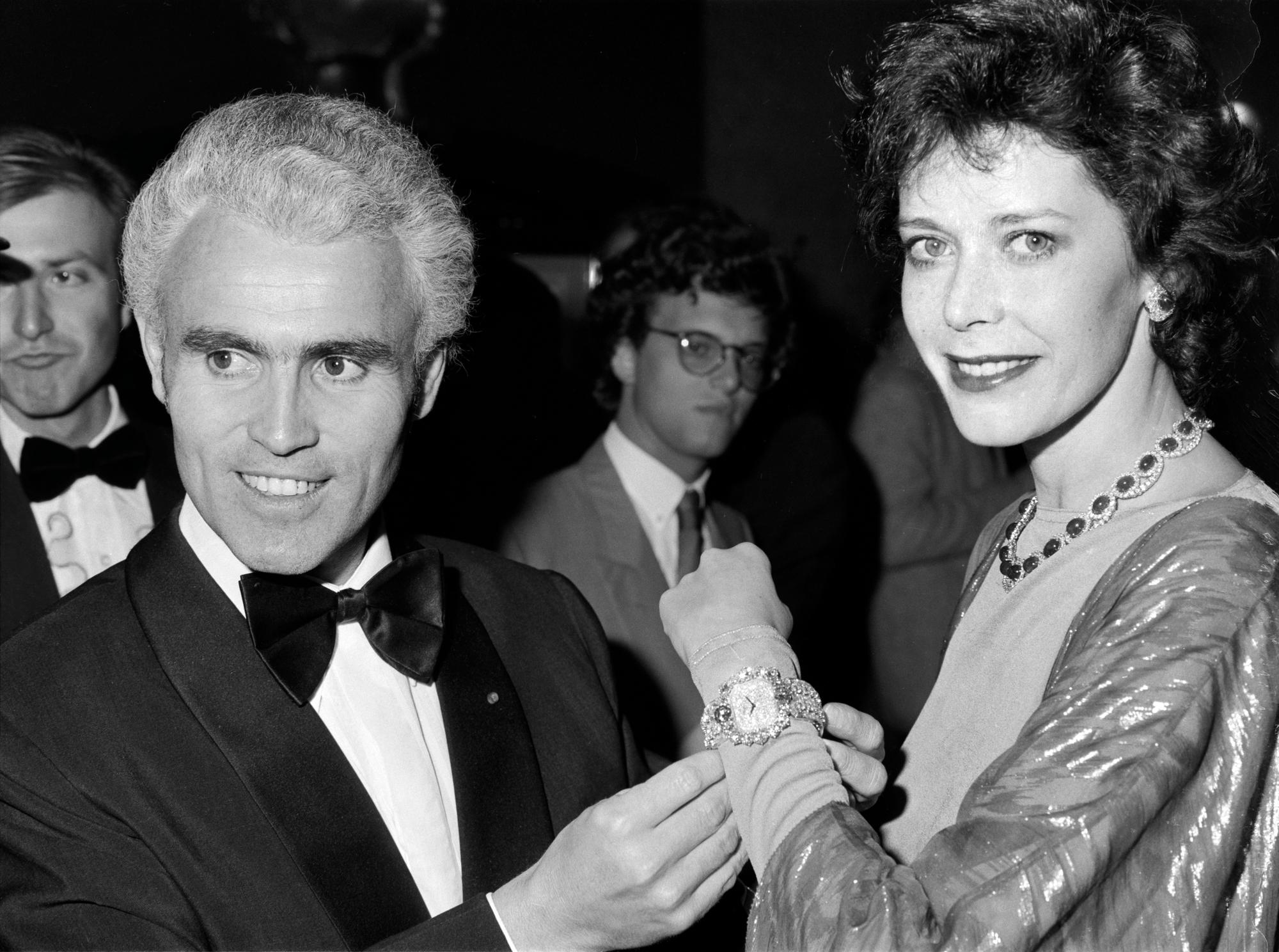 Sylvia Kristel, rechts, und der Schweizer Uhrmacher Yves G. Piaget, links, praesentieren die teuerste Armbanduhr fuer Maenner am Handgelenk der Schauspielerin. Aufgenommen am 20. Februar 1982 in St. Moritz. (KEYSTONE/Str)