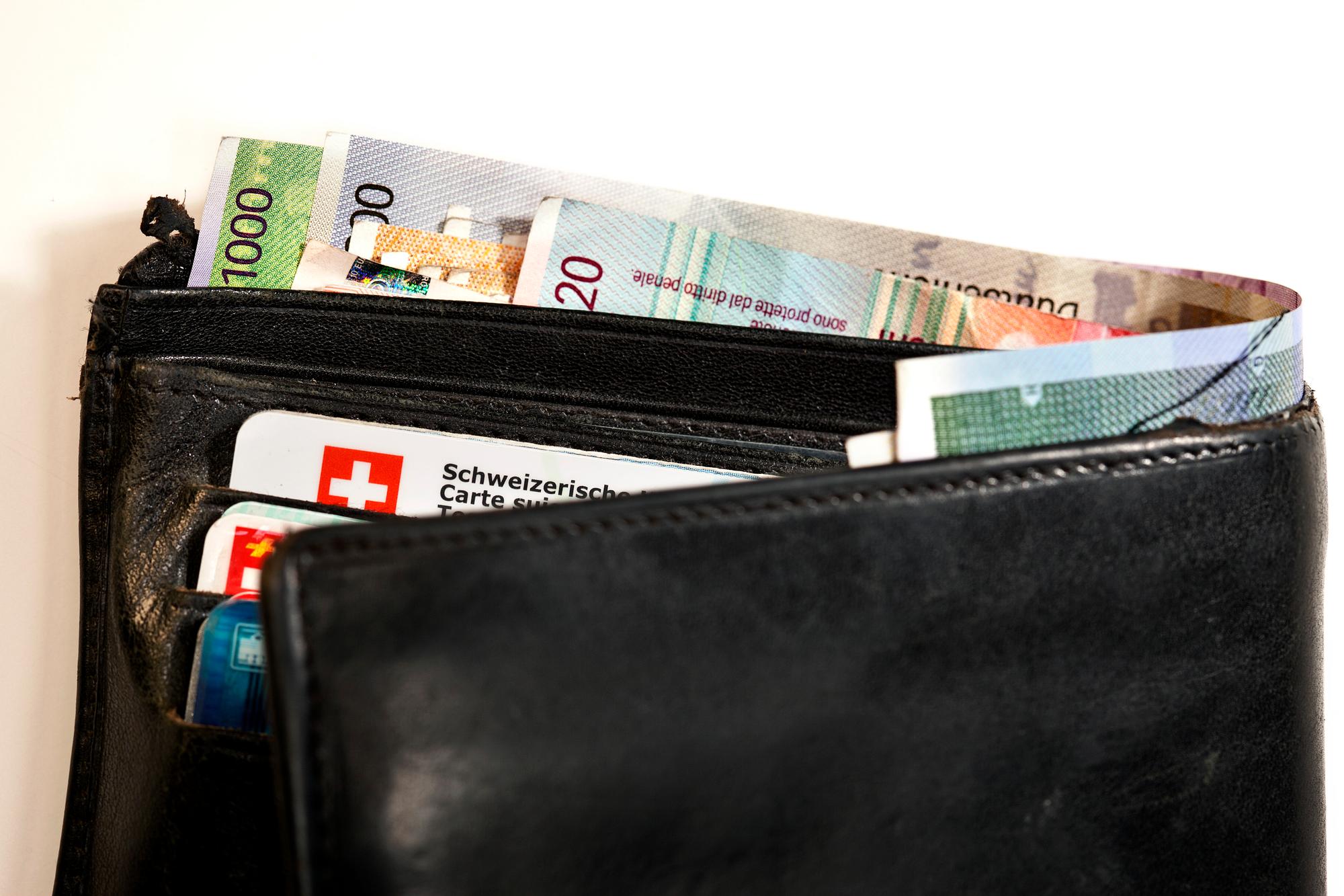 A wallet against a white background, pictured on August 12, 2010 in Zurich, Switzerland. (KEYSTONE/Gatean Bally) Ein Portemonnaie liegt auf einem weissen Hintergrund, aufgenommen am 12. August 2010 in Zuerich. (KEYSTONE/Gatean Bally)