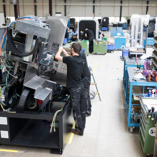 Produktion Halle von Tornos in Moutier am 21. August 2017.  Zusammen stellung ein Tornos Maschine (KEYSTONE/Gaetan Bally)