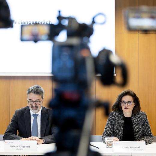 Marlene Amstad, VR-Praesidentin FINMA, rechts, und Urban Angehrn, Direktor FINMA, waehrend einer Medienkonferenz, am Mittwoch, 5. April 2023 in Bern. (KEYSTONE/Peter Klaunzer)