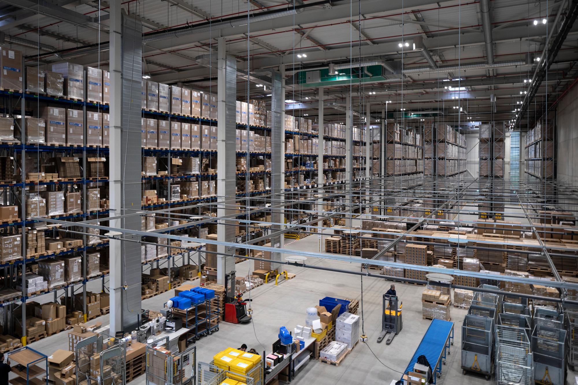 Die Hochregallager des Logistikstandorts von Kuehne + Nagel Swiss Pharma Hub, fotografiert am Dienstag, 11. April 2023 in Moehlin. (KEYSTONE/Gaetan Bally)