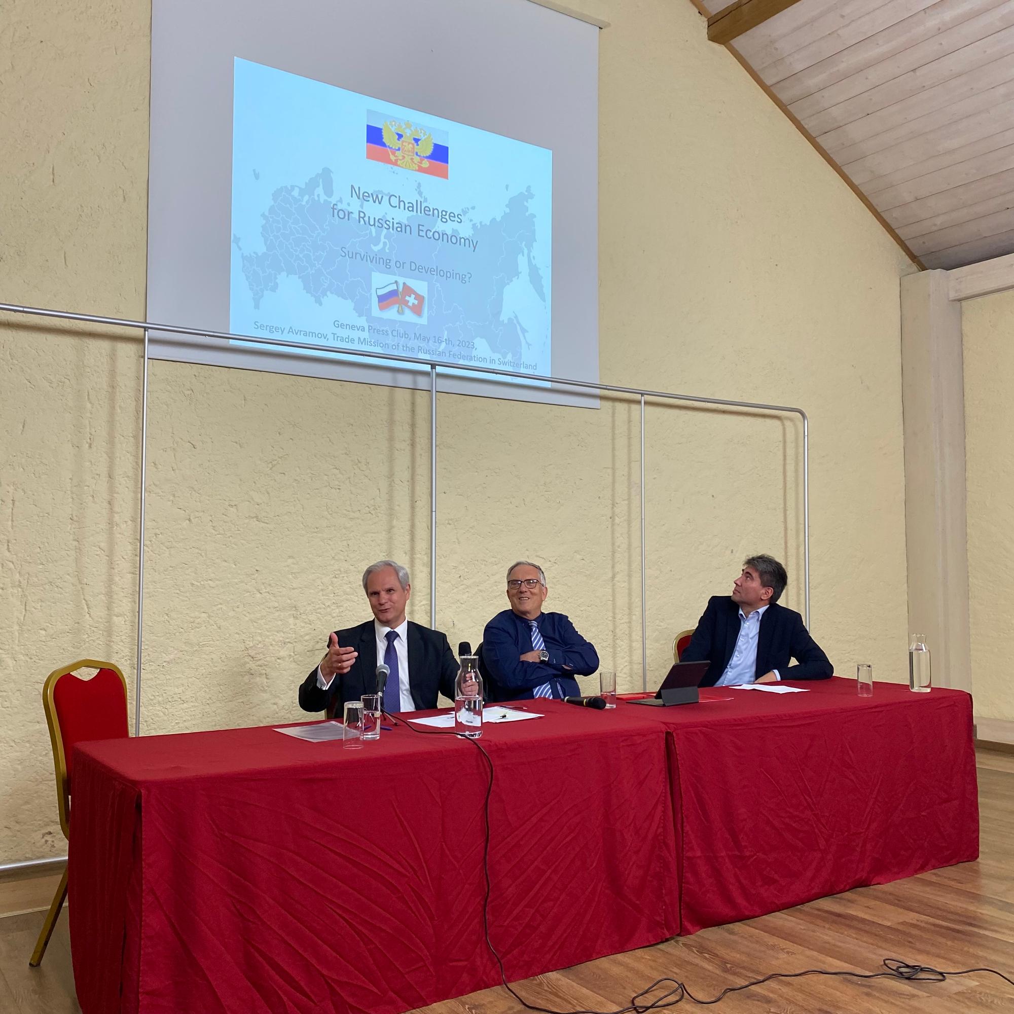 Présentation de Sergey Avramov, le Représentant commercial de la Fédération de Russie (à gauche) en compagnie de Guy Mettan (au centre) au Club suisse de la presse. Genève, 16 mai 2023
