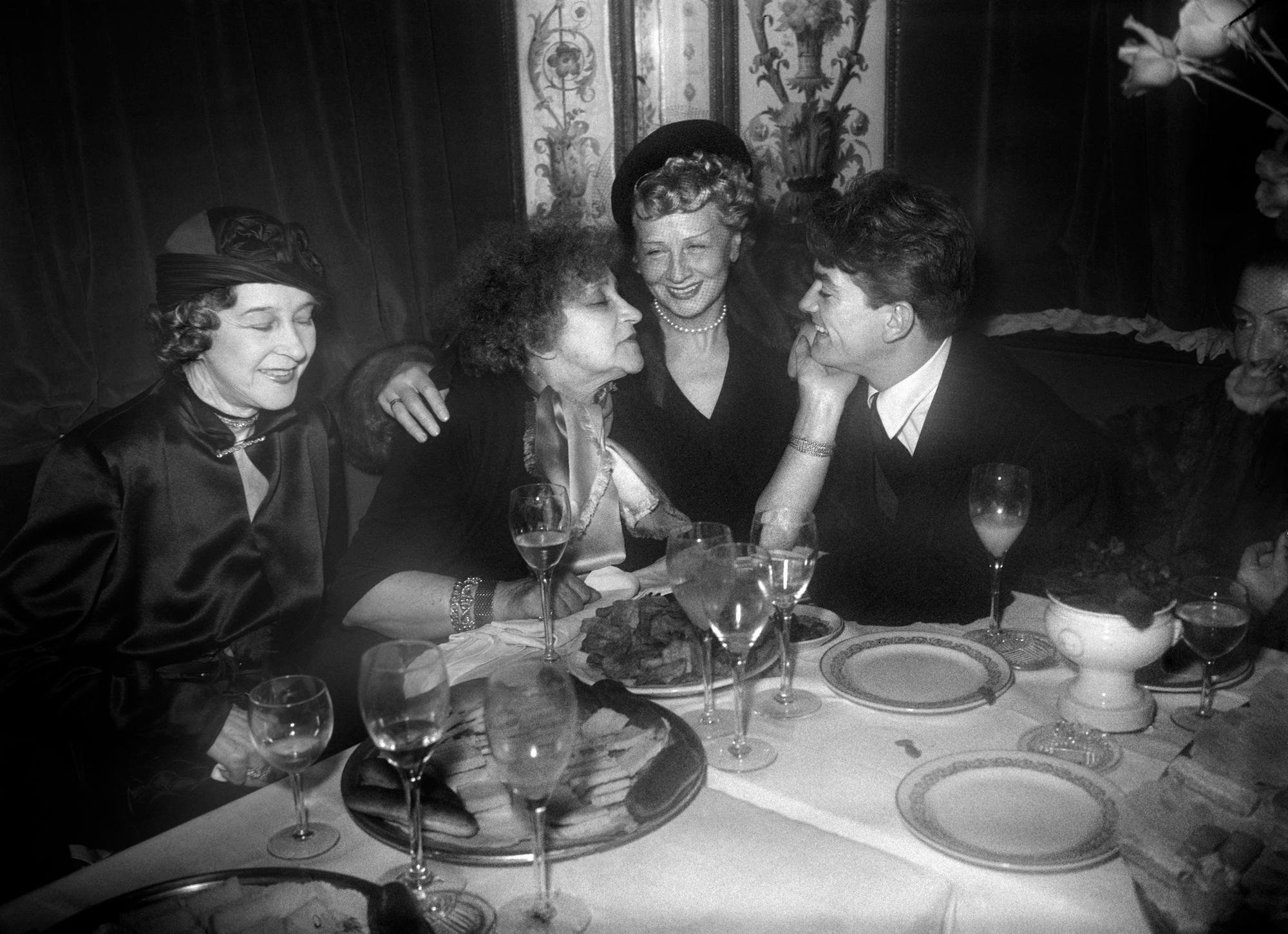 Photo datée du mois de février 1950 de l'auteur français Colette (G) en compagnie de Valentine Tessier et Jean Marais (D) à l'époque de la création par ces deux comédiens de la pièce "Chéri" adaptée du roman de l'écrivain. (Photo by PIGISTE / AFP)