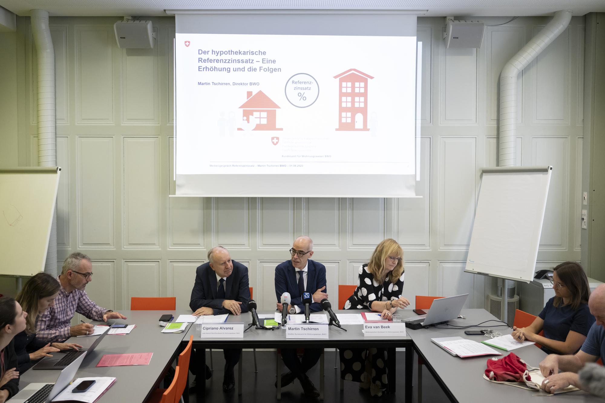 Le directeur de l'Office fédéral du logement (OFL), Martin Tschirren, a détaillé jeudi devant les médias à Berne les conséquences du relèvement du taux de référence des loyers (KEYSTONE/Anthony Anex)