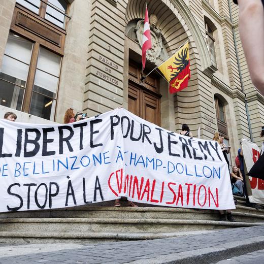 Des personnes manifestent en faveur de la liberation de Jeremy, un militant climatique incarcere preventivement a la prison de Champ-Dollon, devant le palais de justice a l'appel du comite de soutien a Jeremy, ce vendredi 2 juin 2023 a Geneve. (KEYSTONE/Salvatore Di Nolfi)