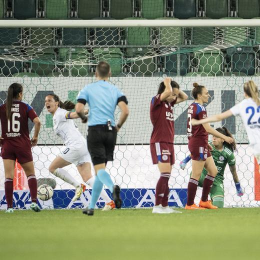 Zuerichs Fabienne Humm, Mitte links, jubelt zum zweiten Tor im AXA WomenÕs Super League Playoff-Final zwischen dem Servette FC Chenois Feminin und den FC Zuerich Frauen, am Freitag, 2. Juni 2023, im Kybunpark in St. Gallen. (KEYSTONE/Ennio Leanza)