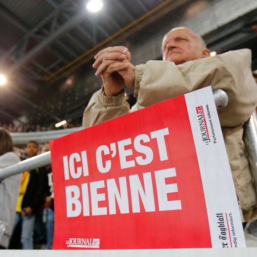 Ein Plakat mit der Aufschrift "Ici c'est Bienne" haengt im Stadion waehrend dem Eishockey-Meisterschaftsspiel der National League A zwischen dem EHC Biel und dem HC Ambri-Piotta, am Samstag, 26. September 2015, in der Tissot Arena in Biel. (KEYSTONE/Peter Klaunzer)