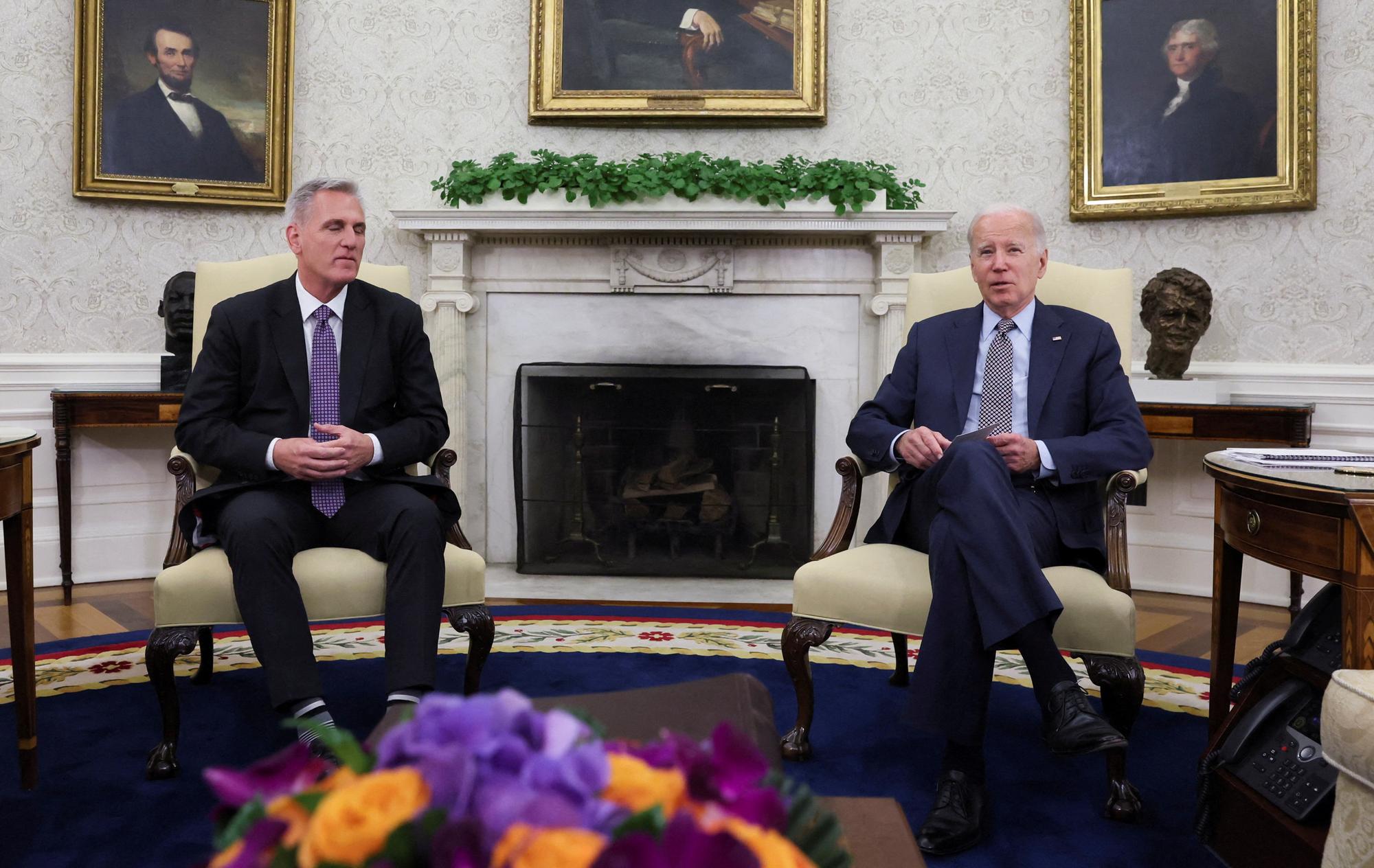 Le «speaker» de la Chambre des représentants Kevin McCarthy et le président Joe Biden dans le bureau ovale à Washington, négociant un relèvement du plafond de la dette, le 22 mai 2023