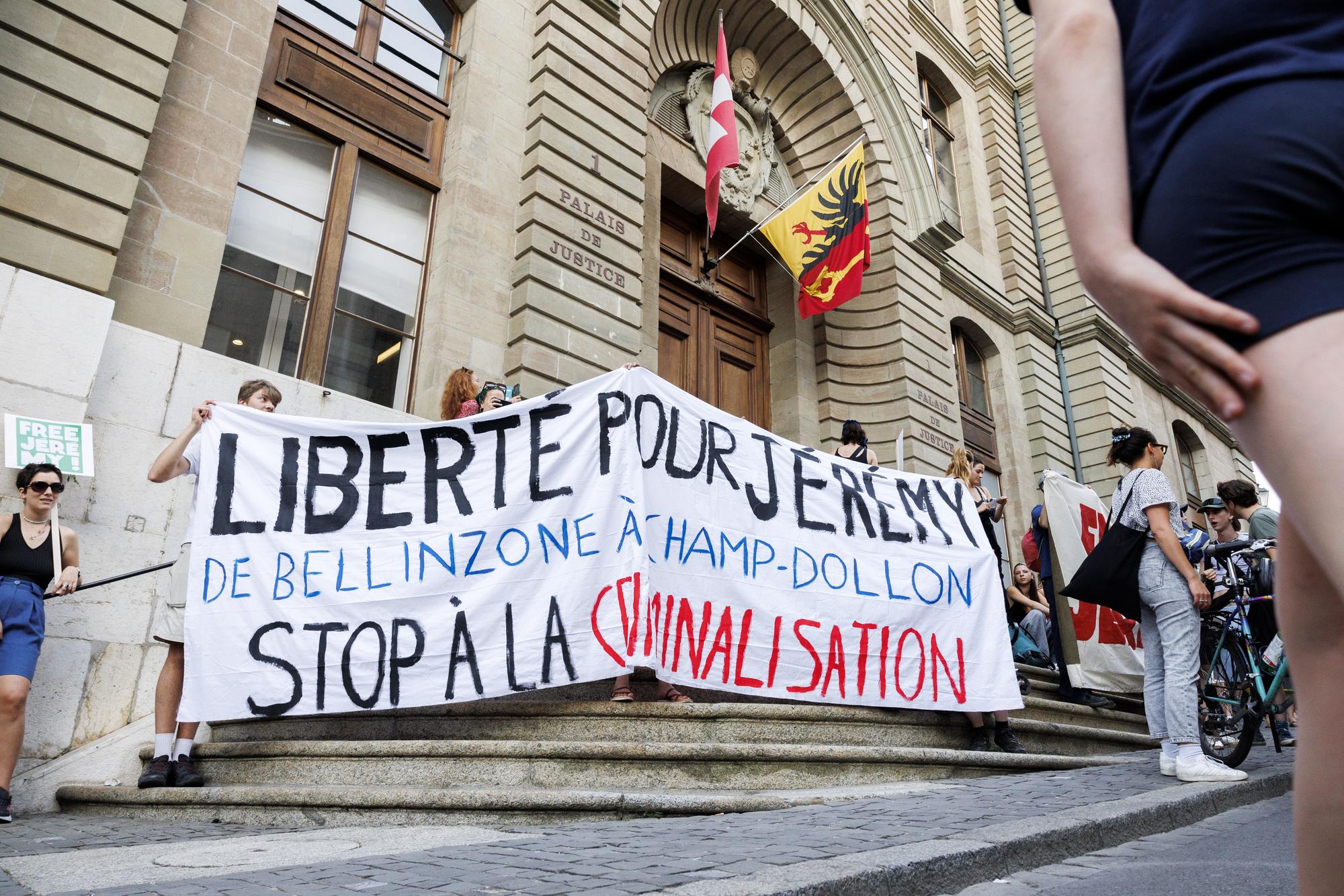 Des personnes manifestent en faveur de la liberation de Jeremy, un militant climatique incarcere preventivement a la prison de Champ-Dollon, devant le palais de justice a l'appel du comite de soutien a Jeremy, ce vendredi 2 juin 2023 a Geneve. (KEYSTONE/Salvatore Di Nolfi)