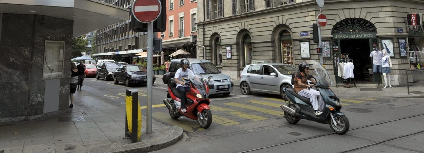 Des coups de feu ont ete tires sur la voie publique a la hauteur du 26 boulevard du Pont-d'Arve. photographier, ce jeudi 18 aout 2011 a Geneve. Des coups de feu ont ete tires sur la voie publique pendant la nuit de mercredi a jeudi dans le quartier de Plainpalais a Geneve. Alertes peu avant 04h30, les policiers ont rapidement boucle le secteur. Aucun blesse n'est a deplorer. La police est intervenue a la hauteur du 26 boulevard du Pont-d'Arve. Une banque, un restaurant et une discotheque se trouvent dans les environs. Pour l'heure, il n'est pas possible de determiner combien de coups de feu ont ete tires, ni quelle est leur origine. Les motifs des tirs sont egalement inconnus a ce moment. (KEYSTONE/Martial Trezzini)