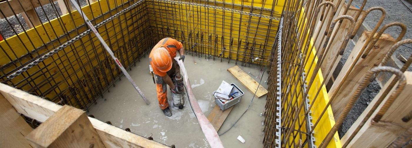 Des ouvriers travaillent sur le chantier de l'aile et de la gare CFF de Cornavin, ce mercredi 20 juin 2012 a Geneve. (KEYSTONE/Salvatore Di Nolfi)