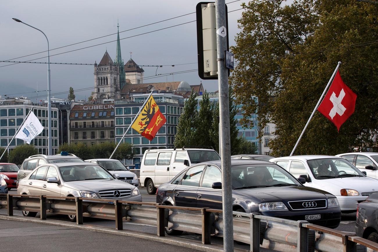 Les automobilistes aux volants de leurs voitures sont pris dans les bouchons matinaux sur le pont du Mont-Blanc aux abords de la rade, ce mardi 23 septembre 2014 a Geneve. Les citoyens genevois se rendront aux urnes pour vote sur la traversee de la Rade lors des votations cantonale du 28 septembre 2014. (KEYSTONE/Salvatore Di Nolfi)