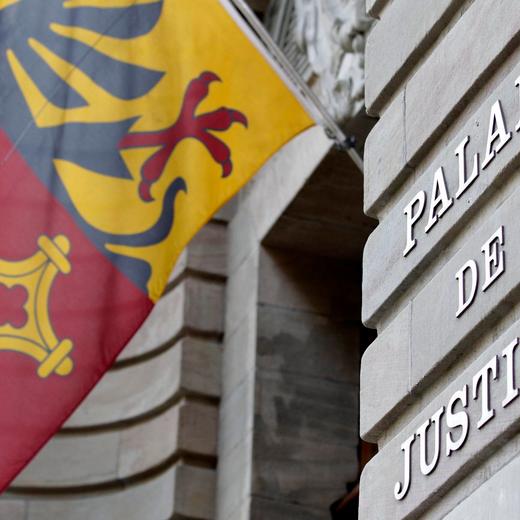 Vue de la porte d'entree du palais de Justice avec un drapeau de Geneve photographie, ce lundi 26 mars 2012 a Geneve. (KEYSTONE/Salvatore Di Nolfi)