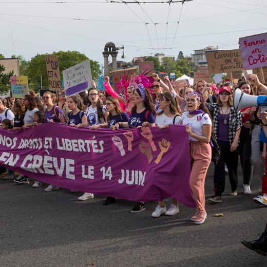 Des femmes manifestent pendant le grand cortege lors de la Greve nationale des femmes ce vendredi 14 juin 2019 a Lausanne. (KEYSTONE/Jean-Christophe Bott))