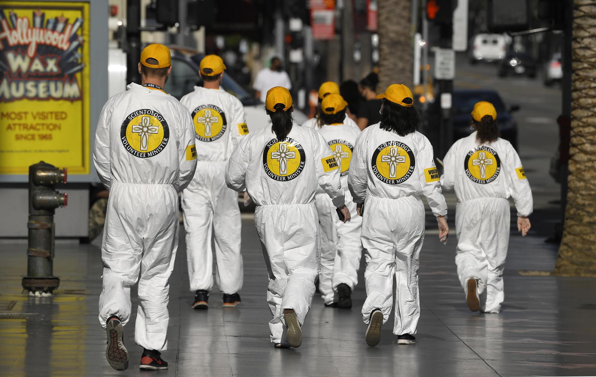 Des personnes portant le logo des ministres volontaires de l'Eglise de scientologie, dans les rues de Los Angeles, le jeudi 14 mai 2020.