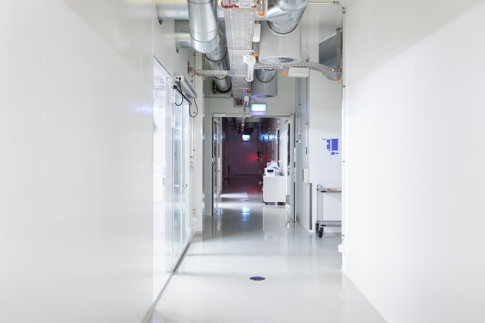 Andre Zemp, Spitaldirektor Stadtspital Triemli, spricht mit Spital Mitarbeiter im Gang der Stadtspital Triemli in Zuerich am 28. November 2018. Flur im Laborgebaeude. (KEYSTONE/Gaetan Bally)