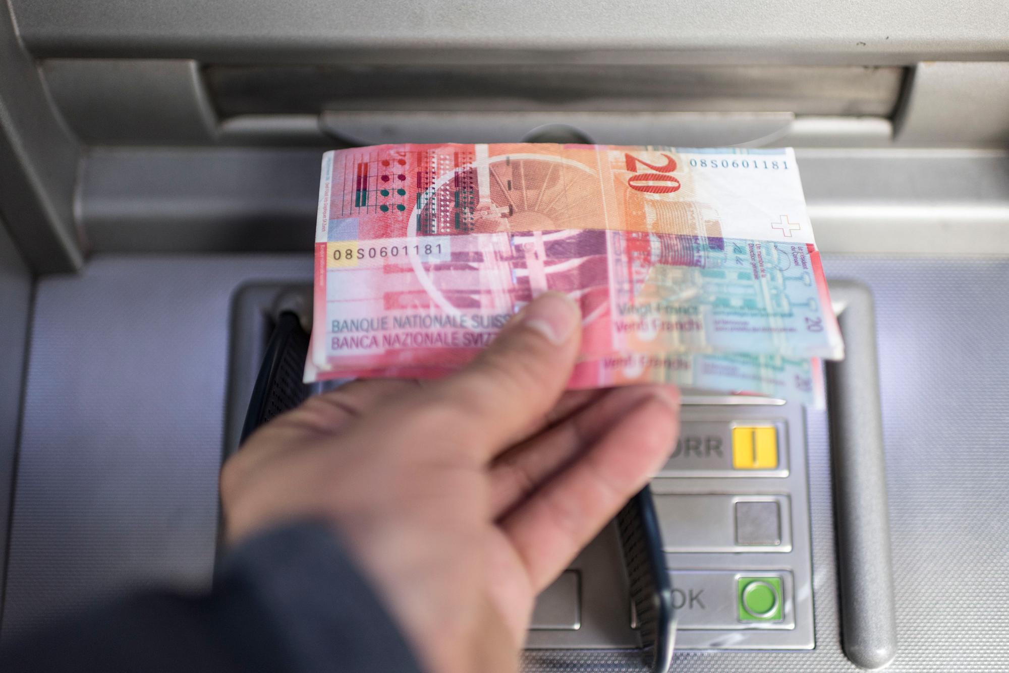 Grâce notamment aux bancomats, «les banques de détail sont probablement les plus avancées dans le processus d'industrialisation», a expliqué mardi Patrik Spiller, associé auprès de Deloitte en Suisse. (Christian Beutler/Kestone)