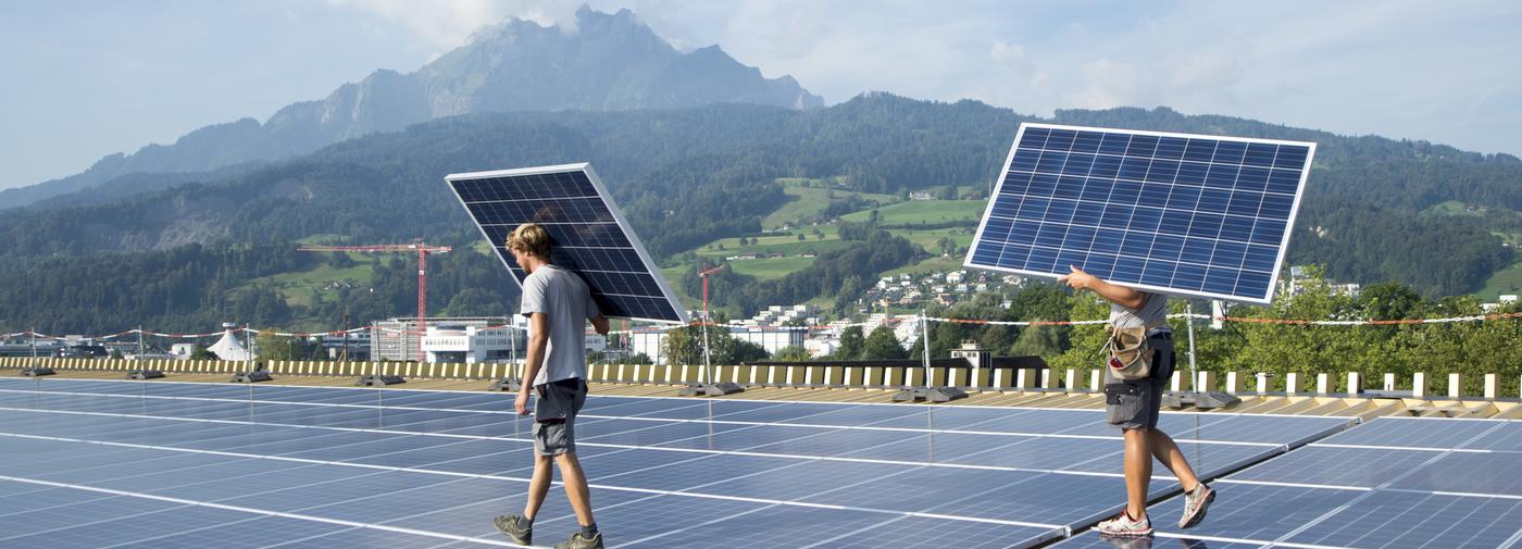 Montage de panneaux solaires à Lucerne par des spécialistes de la firme Be Netz AG, septembre 2016.