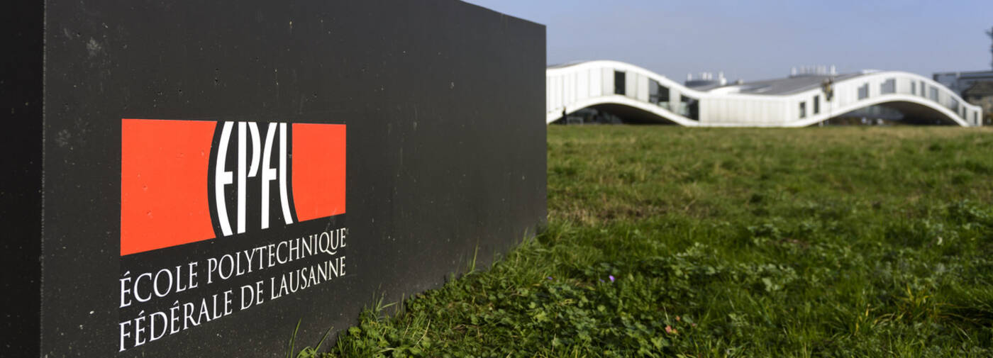 Le logo de l'Ecole Polytechnique Fédérale de Lausanne, EPFL, photographié devant le bâtiment du Rolex Learning Center. (KEYSTONE/Laurent Gillieron)