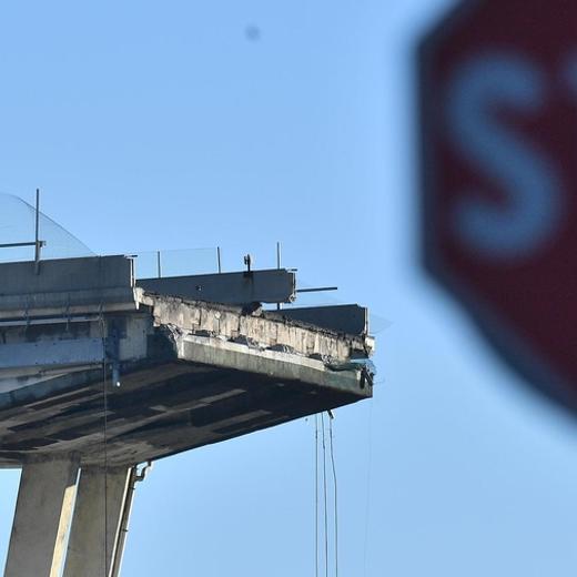 Un camion resté immobilisé peu avant le gouffre de 45 mètres de haut qui s'est ouvert dans le pont Morandi.
