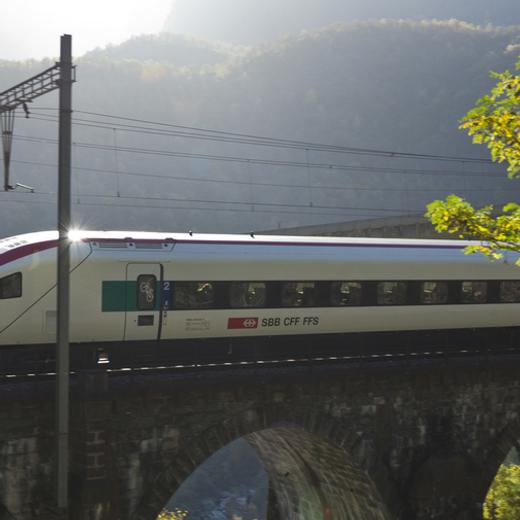 Ligne CFF dans la Léventine, sur l'axe du Gothard.