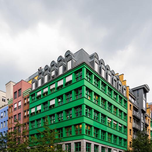 Dans les années 1980, la science de l'architecture quitte le monde polytechnique pour celui des humanités. Ici un ensemble d'immeubles colorés datant des années 1990 au centre de Berlin, imaginé par Aldo Rossi.