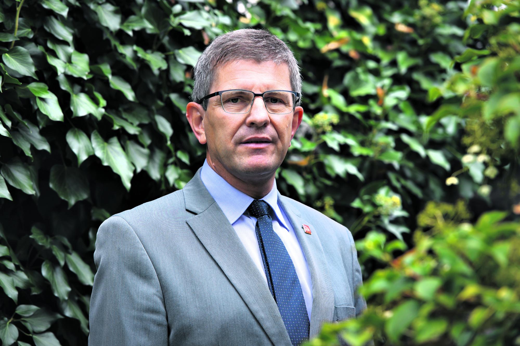Le Maire de Bienne, Erich Fehr, prend la pose pour le photographe devant la mairie, ce vendredi 28 aout 2020, a Bienne. (KEYSTONE/Anthony Anex)