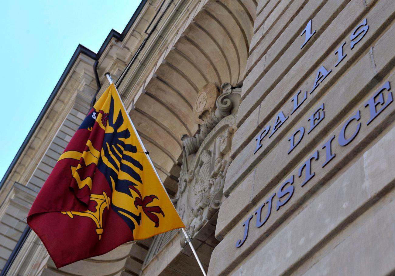 Vue de la porte d'entree du palais de Justice photographier, ce jeudi 4 juin 2009 a Geneve. Un proces hors normes va s'ouvrir mercredi 10 juin a Geneve. Cecile B., accusee d'avoir abattu le 28 fevrier 2005 le banquier francais Edouard Stern a son ...