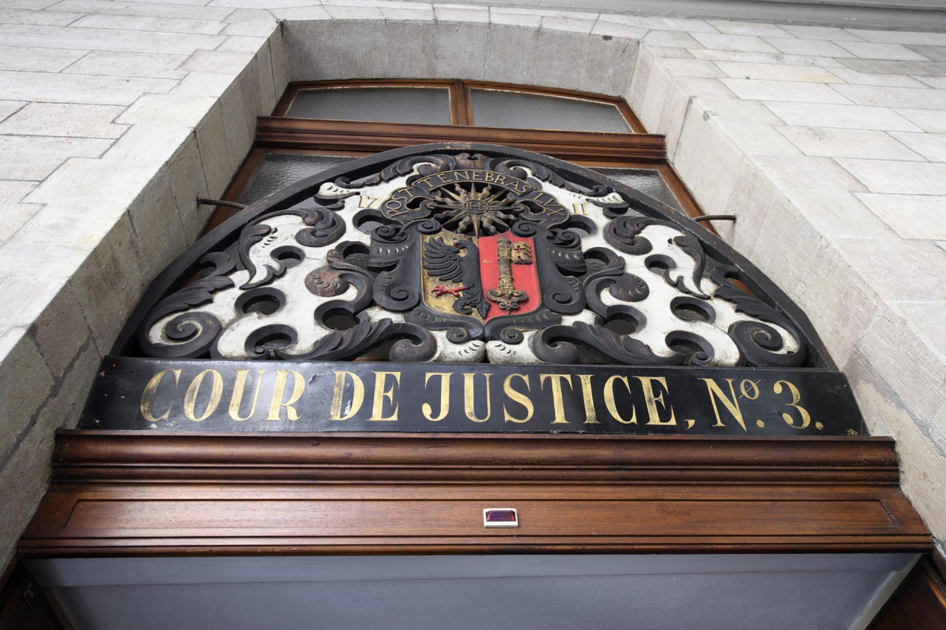 L'entrée de la grande salle du Palais de justice de Genève.