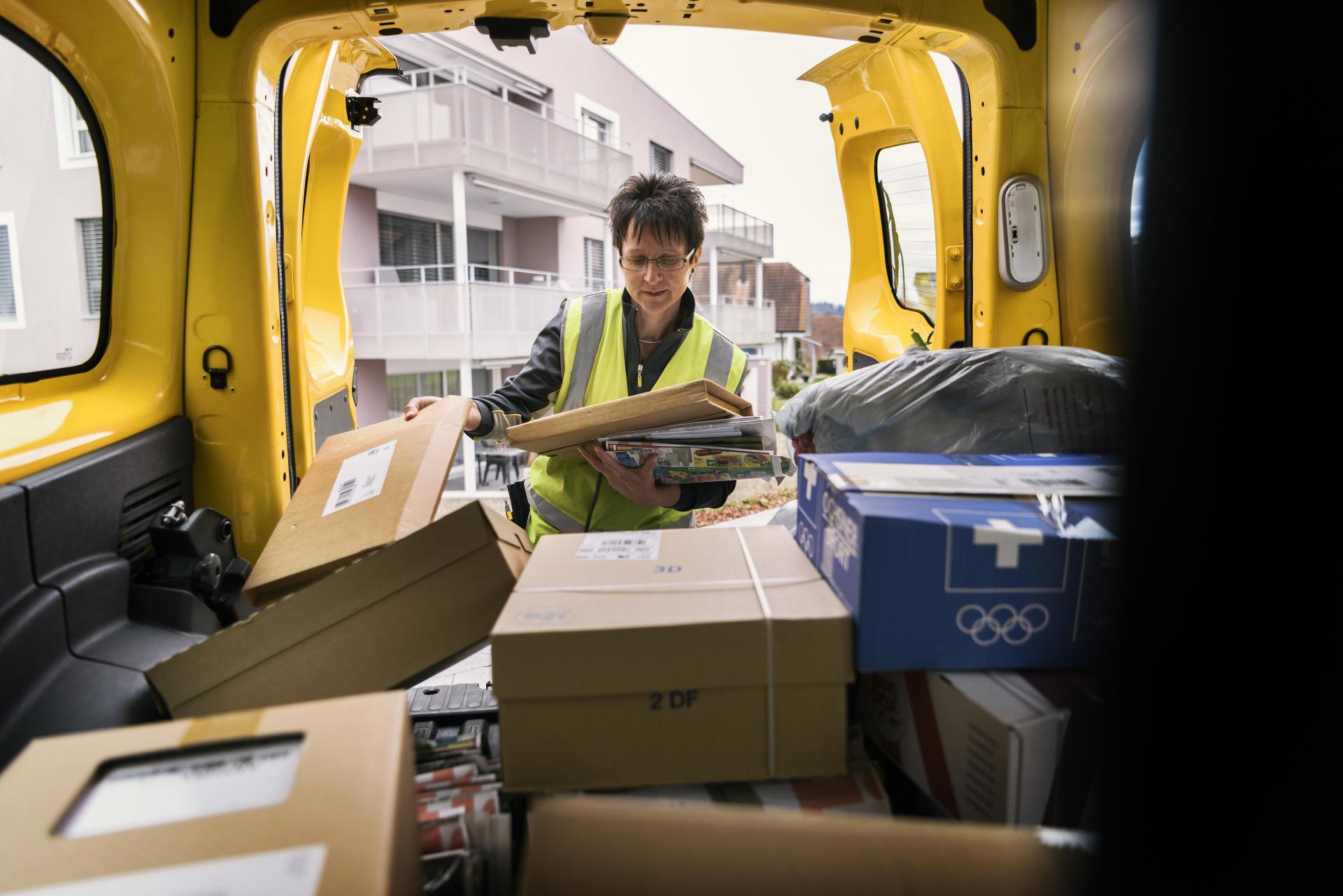 La Poste s'attend à devoir distribuer un volume extraordinairement élevé de colis ces prochaines semaines.